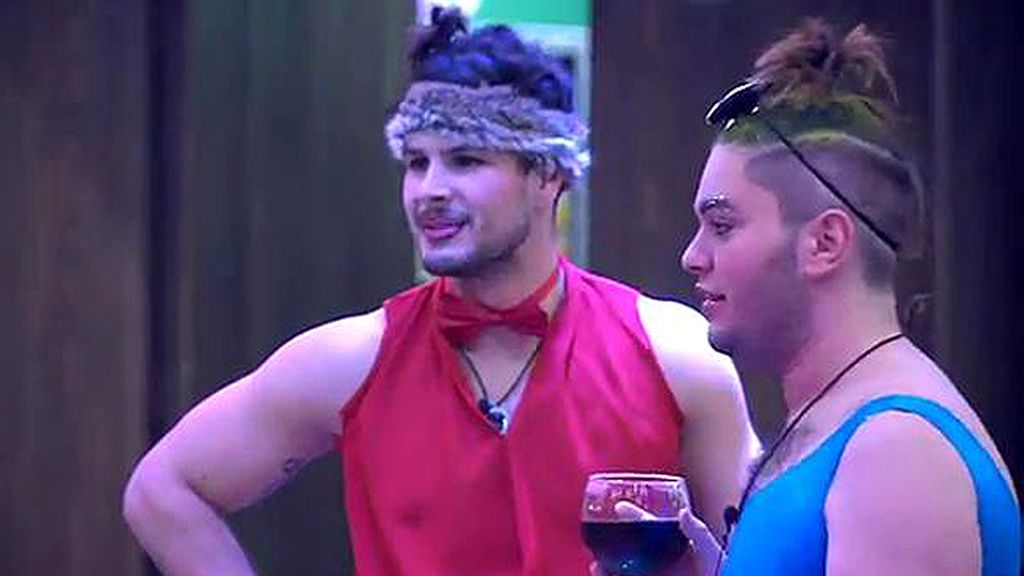 Los hombres, disfrazados de mujeres y viceversa