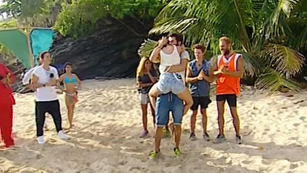 Rubén no puede separarse de su novia Laura