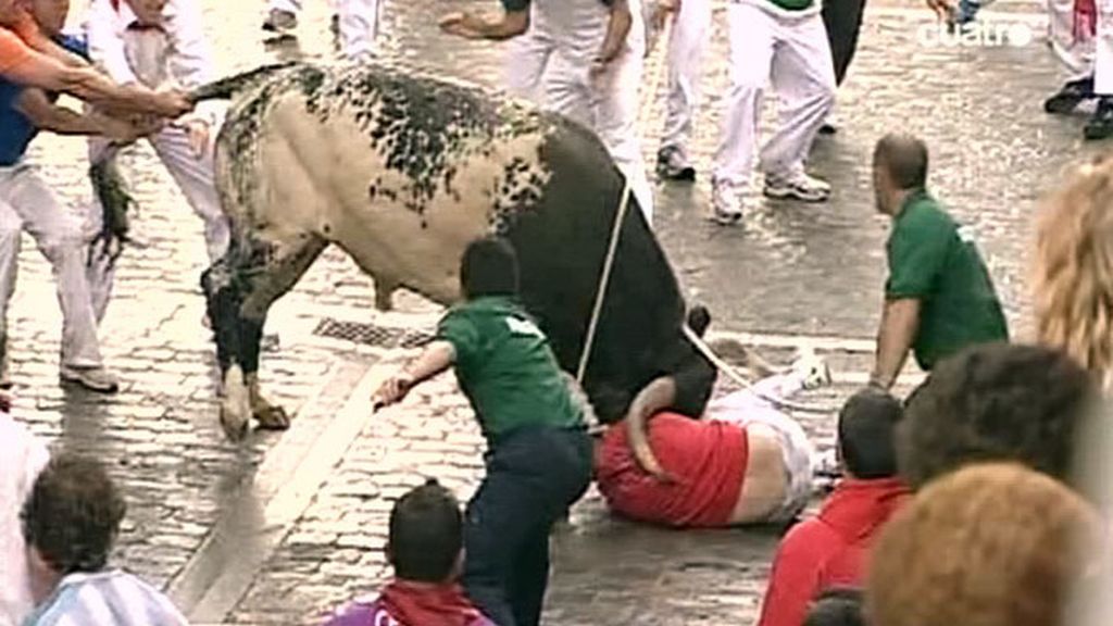 A la altura de Espoz y Mina Ermitaño cornea a uno de los corredores que se encontraba en el suelo acurrucado e inmóvil