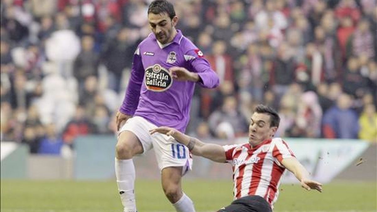 El delantero del Deportivo Adrián López (i) desborda al defensa del Athletic Club de Bilbao Xabier Castillo durante el partido correspondiente a la decimoséptima jornada de Liga en el estadio San Mamés. EFE El delantero del Deportivo Adrián López (i) desborda al defensa del Athletic Club de Bilbao Xabier Castillo durante el partido correspondiente a la decimoséptima jornada de Liga en el estadio San Mamés. EFE