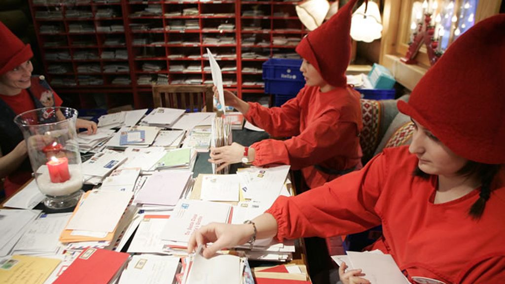 Los ayudantes de Santa Claus revisan todas las cartas enviadas por los niños