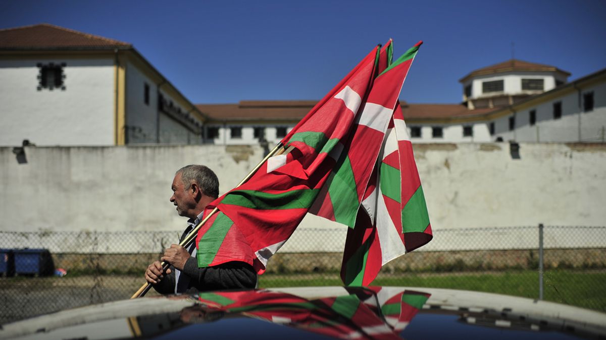 Manifestante porta una ikurriña en el País Vasco. Foto: Gtres