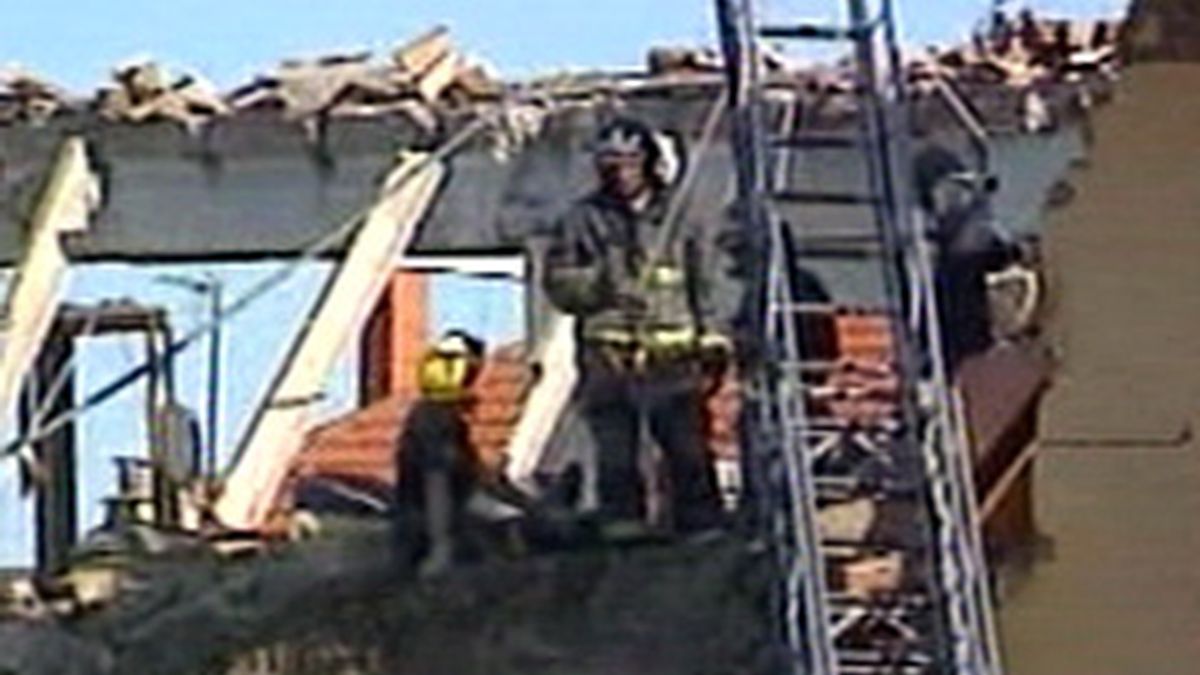 Los bomberos en el edificio de Huesca donde se ha producido la explosión
