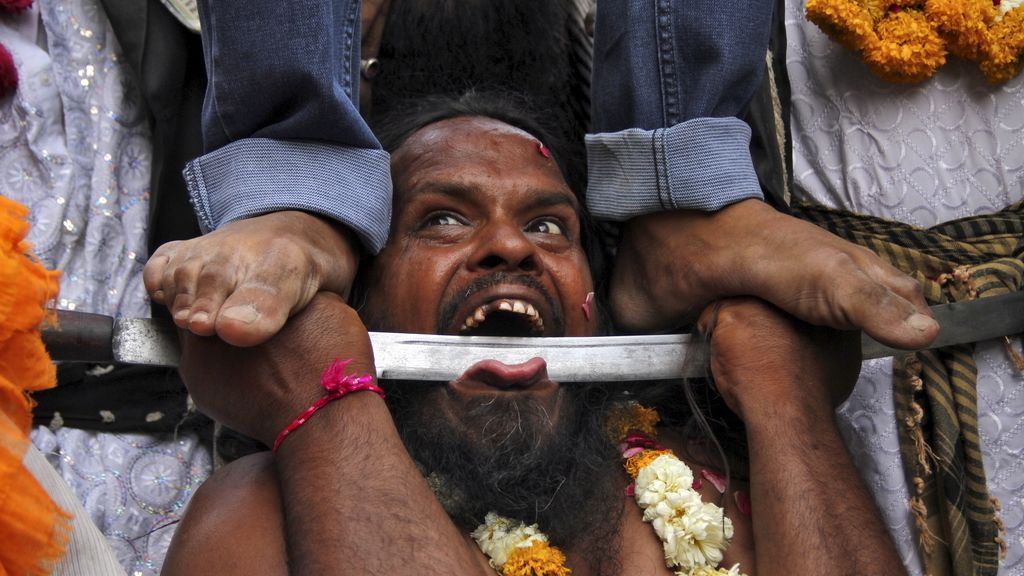 Un faquir realiza una demostración durante la celebración del festival Urs en la India