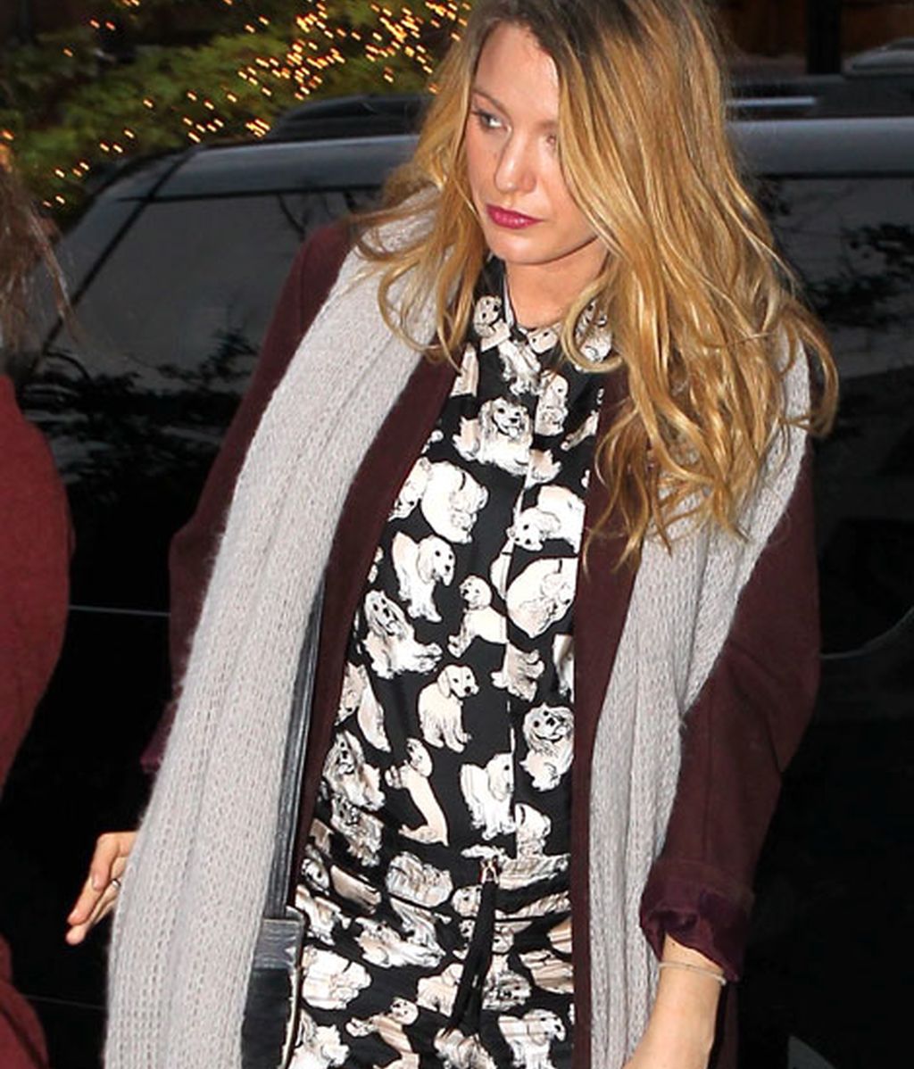 De gala, con abrigo étnico, con su chico, de blanco...