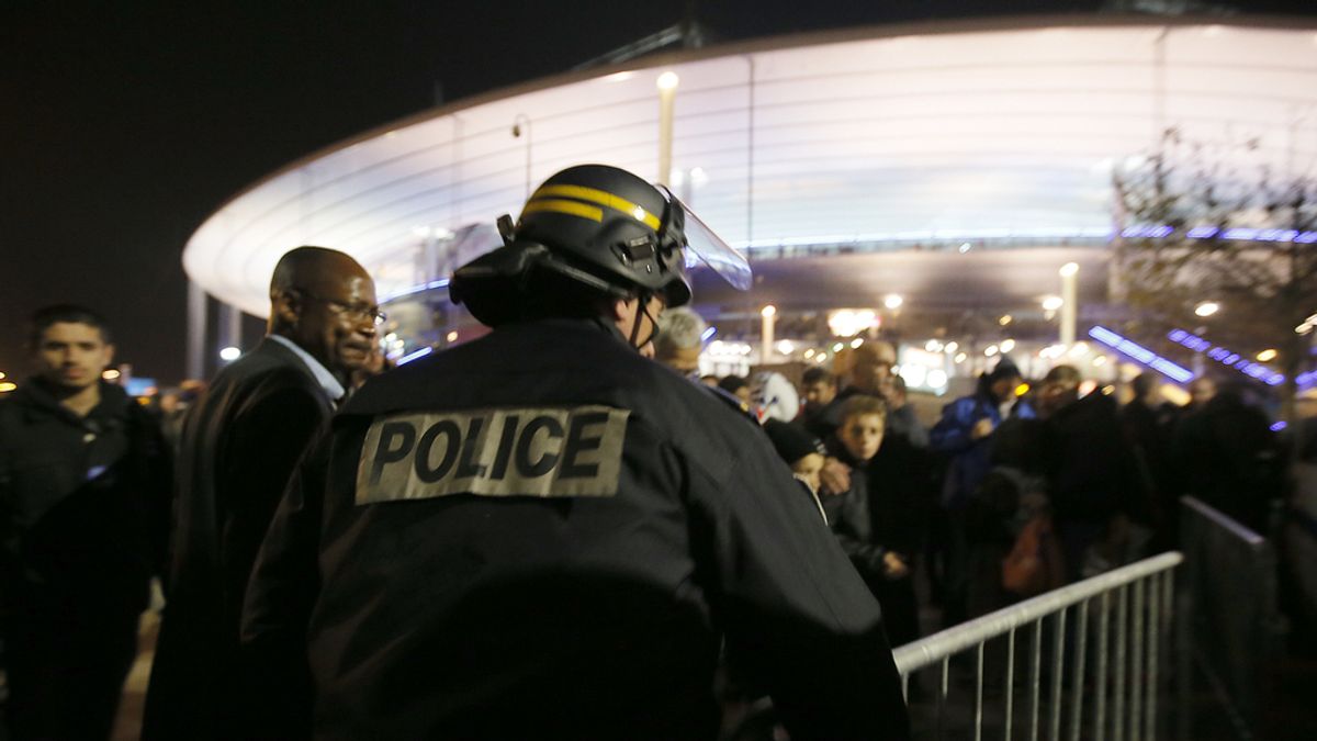 La policía gala evacua el estadio tras las explosiones