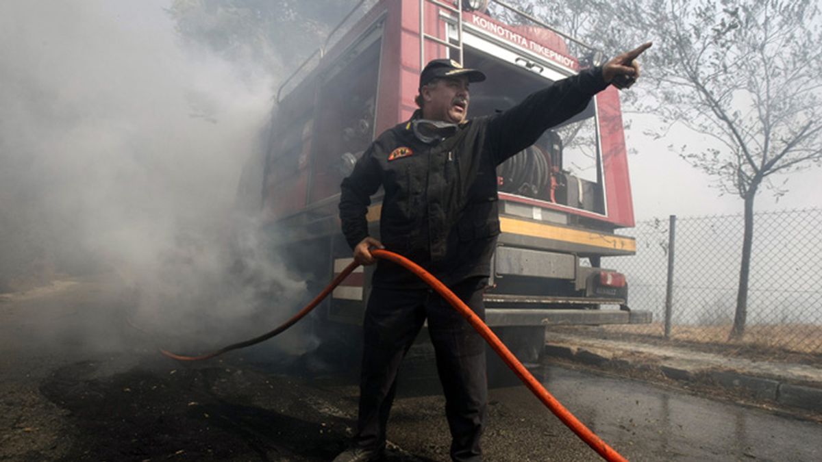 Los bomberos tratan de extinguir un incendio en Grecia