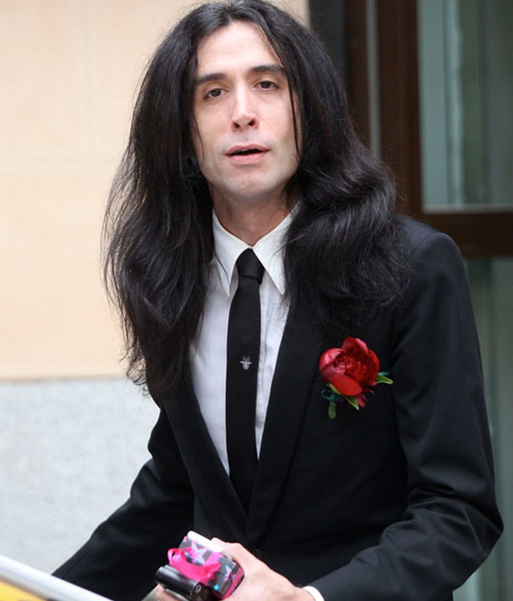 Alaska y Mario Vaquerizo: de rojo y ceñida va la novia