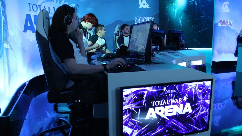 Jugadores y 'youtubers' enseñan el nuevo juego a los aficionados