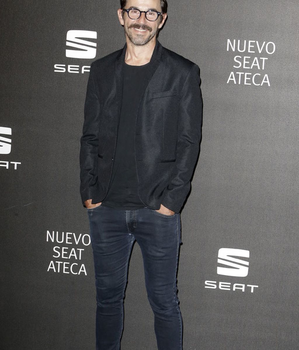 Santi Millán optó por el negro con vaquero y aire 'casual'