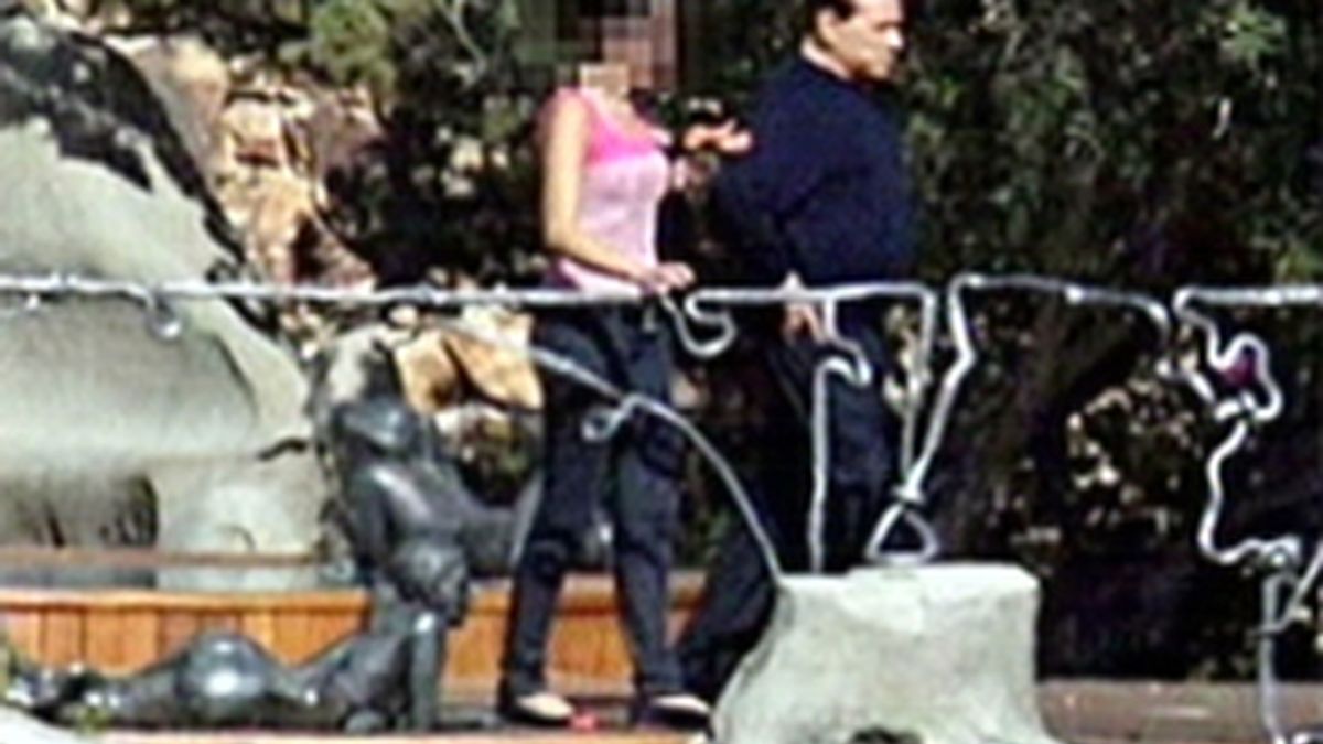 Berlusconi junto a una joven