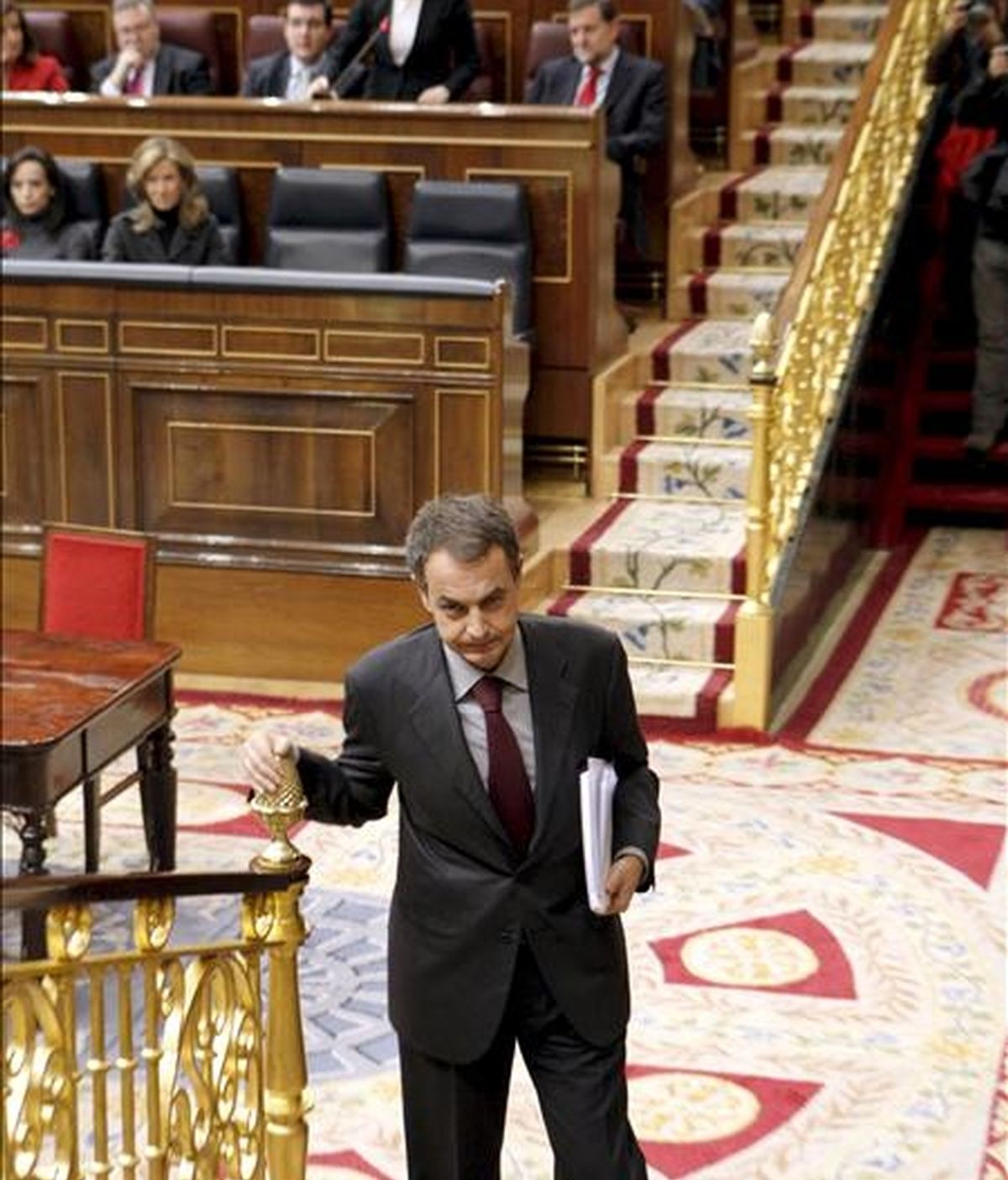El presidente del Gobierno, José Luis Rodríguez Zapatero, se dirige hacia la tribuna para intervenir hoy en la sesión de control en el pleno del Congreso de los Diputados. EFE