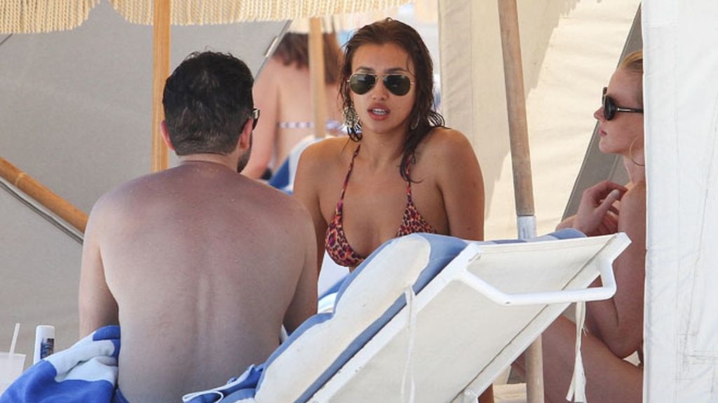 Irina Shayk; jueguecitos en la playa con la modelo Anne Vyalitsyna