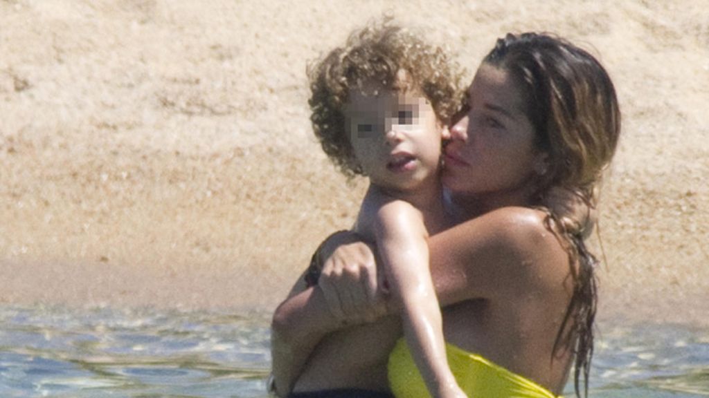 Aida Yespica, la novia de Özil, espera al futbolista en Cerdeña junto a su hijo