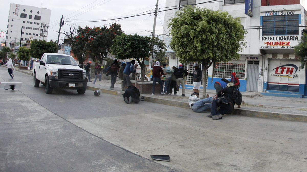 Al menos seis policías heridos en el enfrentamiento con 'normalistas' antes del concierto por los desaparecidos en México