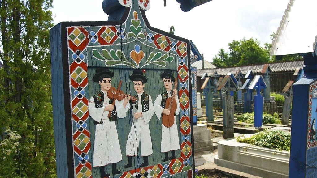 Así es el cementerio alegre de Sapantza, Rumanía