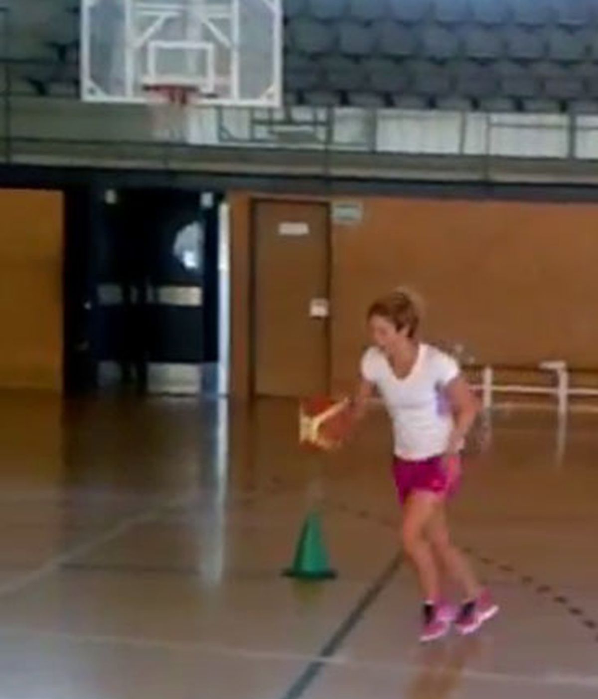 Shakira, jugando al baloncesto