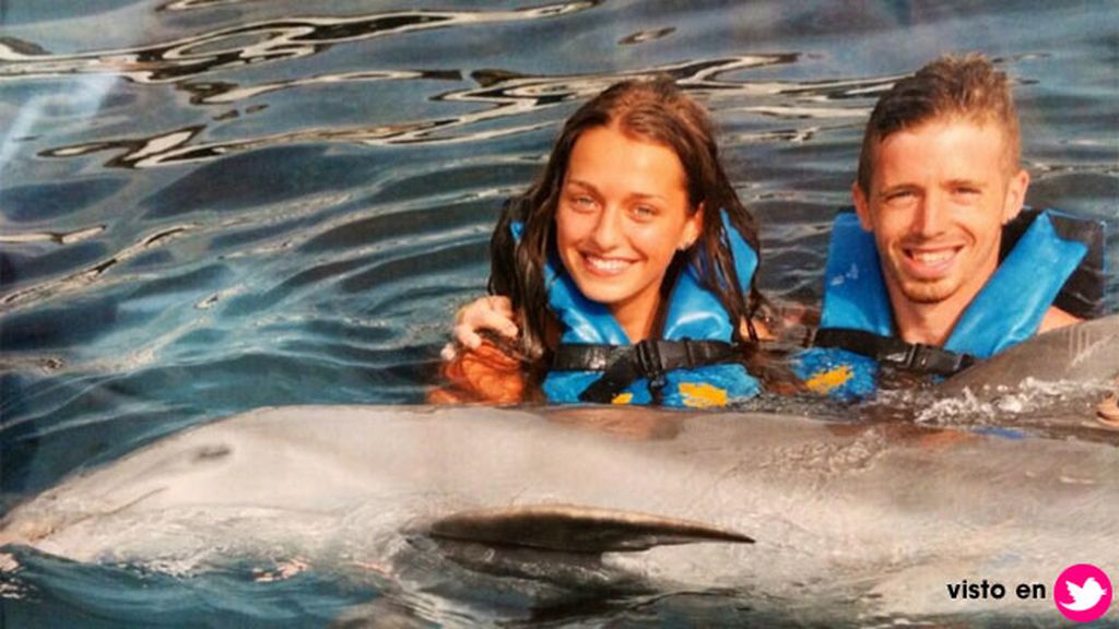 También le gustan los delfines, y este verano disfrutó con Iker de un baño entre ellos