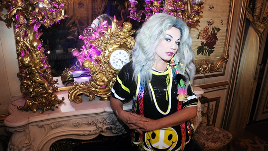 La Prohibida, vestida de Chaumen, fue la encargada de presentar la fragancia de Mario Vaquerizo