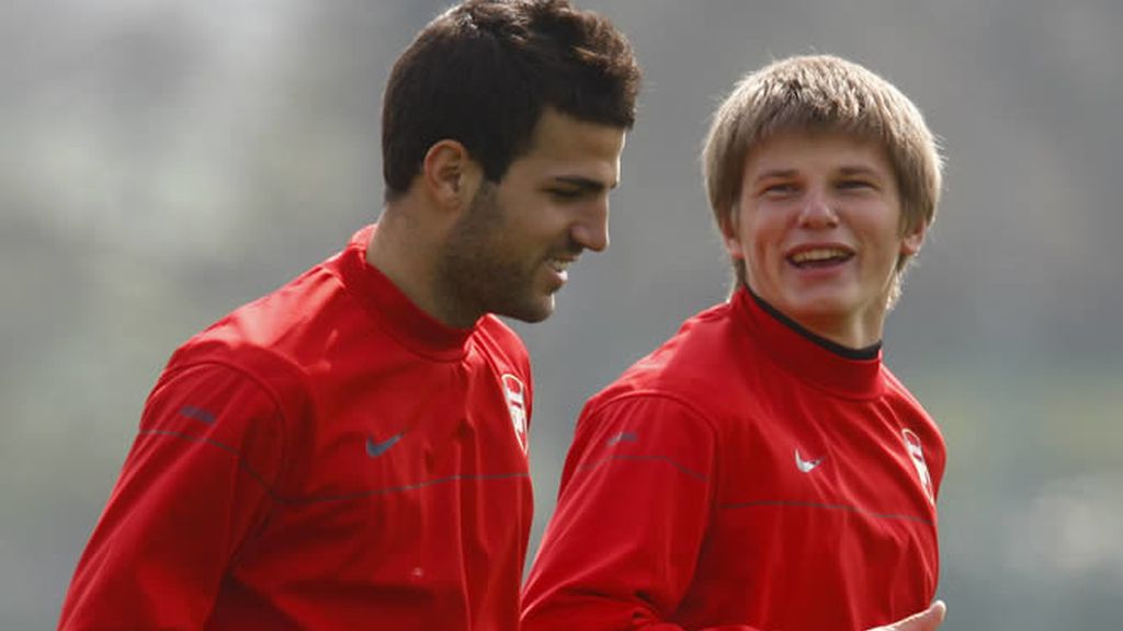 Cesc Fabregas y Andrey Arshavin preparan el partido contra el Villarreal