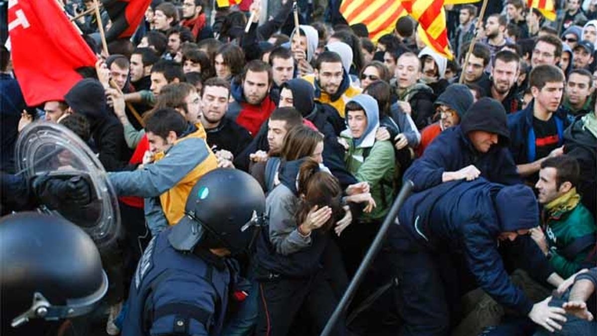 Carga policial de los Mossos a estudiantes de Barcelona