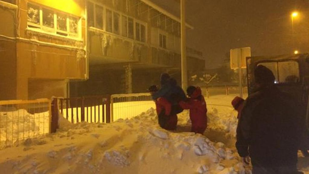 La UME rescata a centenares de personas en la A-67