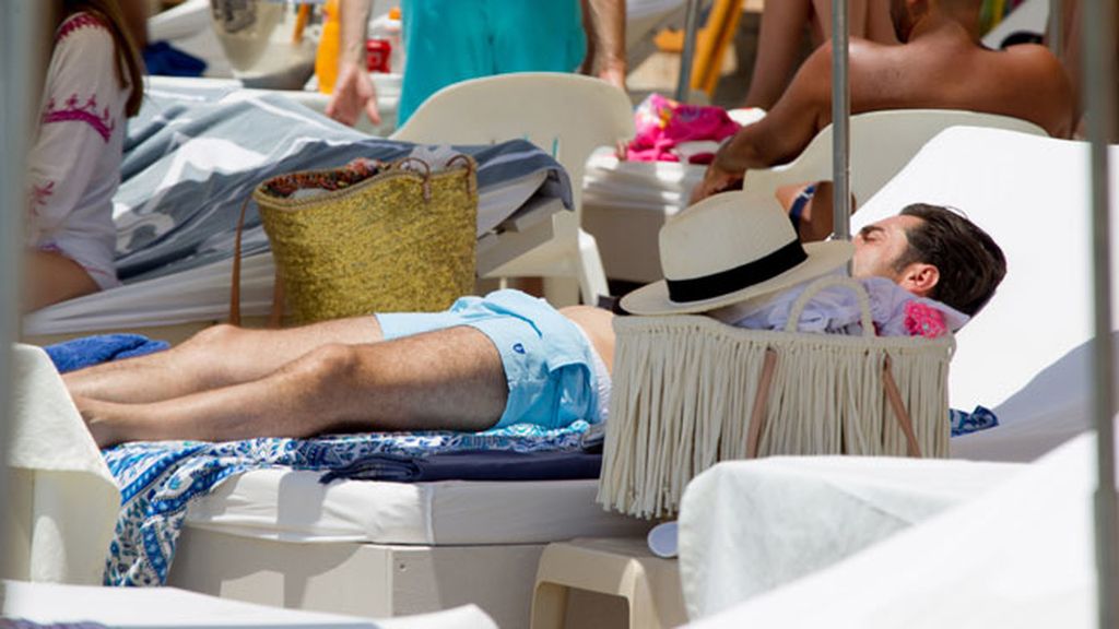 ¡Ya están en Ibiza! ¿Por qué Bustamante se baña con camiseta y toma el sol sin ella?