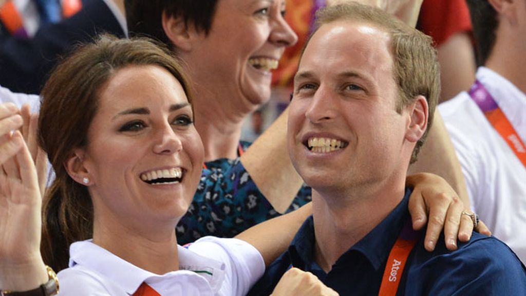 Los duques de Cambridge se desatan en los Juegos: besos, abrazos y hasta una 'ola'