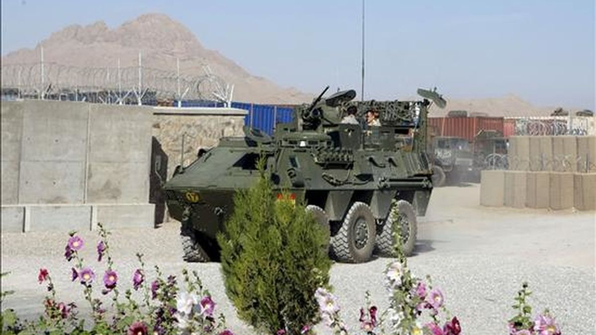 Vehículo blindado BMR de la Base de Herat, que fue atacada con siete cohetes sin que hayan causado heridos. EFE/Archivo