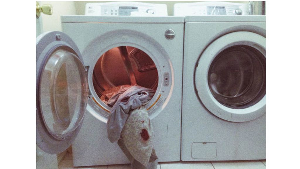 Rupi Kaur recoge en 'Period' escenas cotidianas de una mujer con la regla