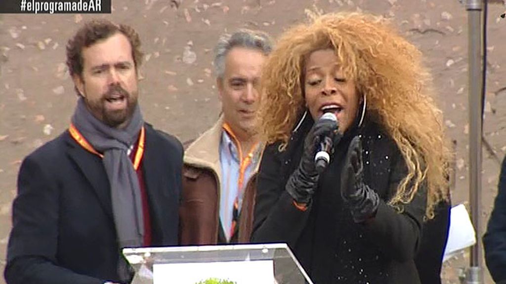 Recién expulsada de ‘La Voz’, Yanela cantó el himno con la letra de Jon Juriaristi