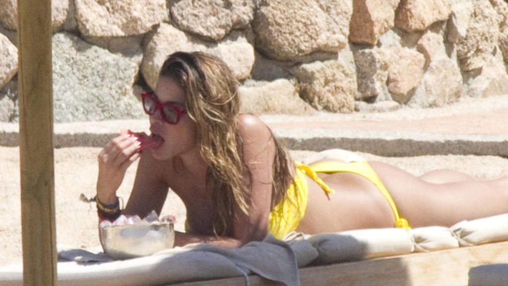 Aida Yespica, la novia de Özil, espera al futbolista en Cerdeña junto a su hijo