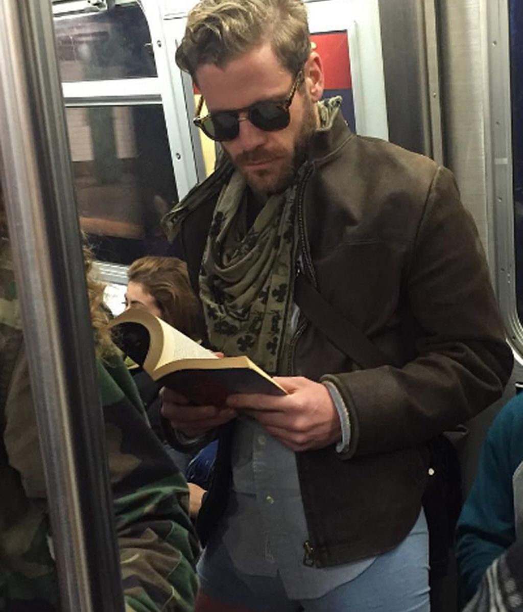 La moda de los 'Hot Dudes Reading' que arrasa en las redes