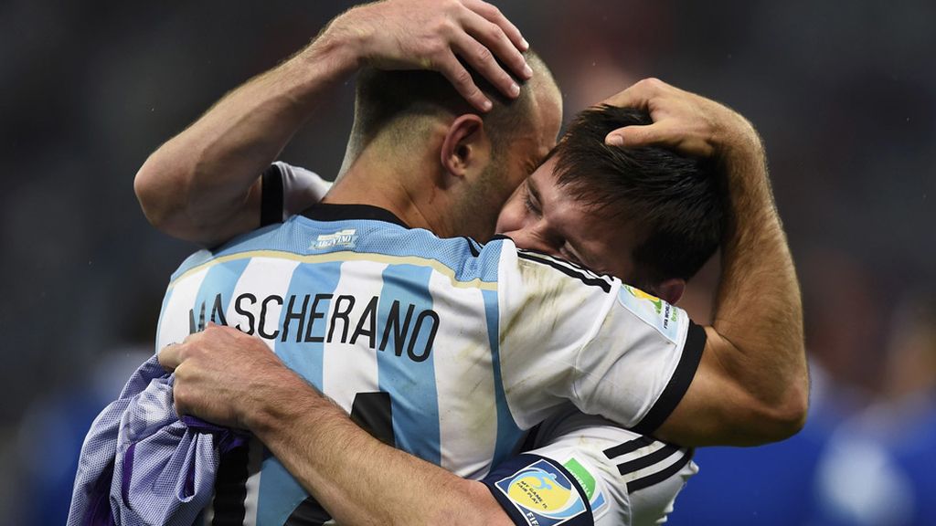 Mascherano y Messi se fundieron en un abrazo para la historia