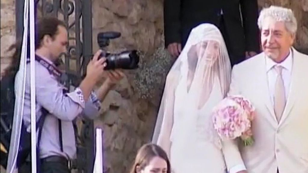 Anna, del brazo de su padre