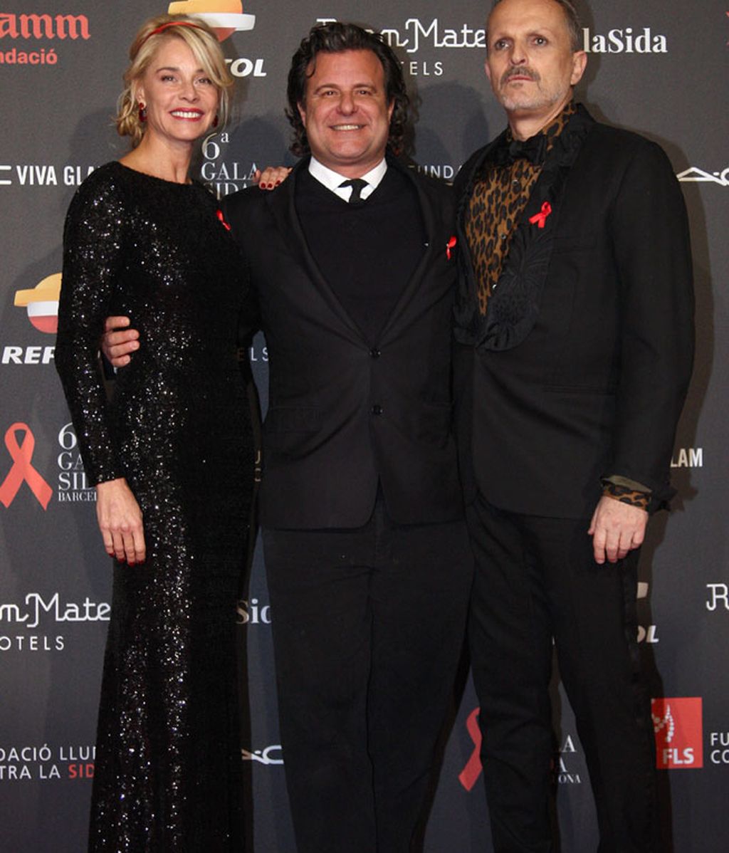 Belén Rueda y Miguel Bosé abrazan en el photocall a Ricardo Bofill