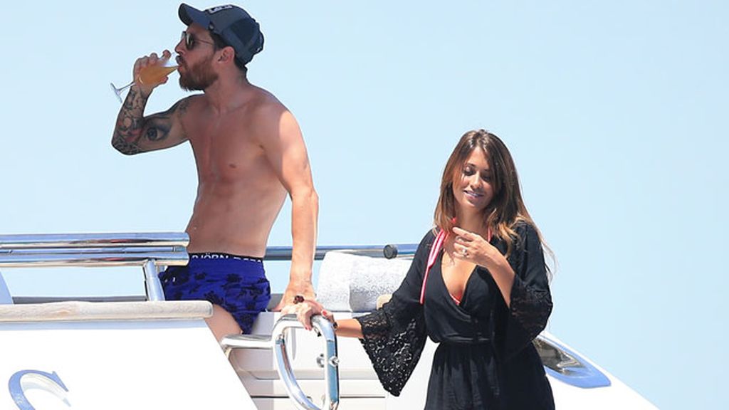 Bañador de tortugas a juego con su hijo y yate en Ibiza: las vacaciones de Messi