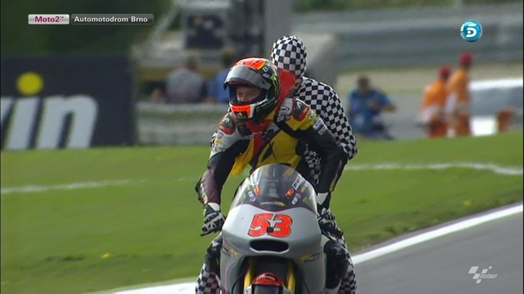 Tito Rabat gana en Moto2 en Brno y lo celebra con su 'amigo-bandera'