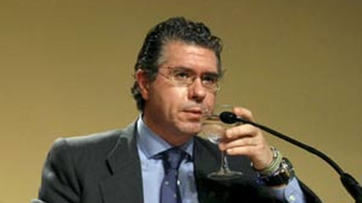 María Dolores de Cospedal asegura creer a Esperanza Aguirre sobre su desconocimiento de la presunta trama de espionaje. Vídeo: Informativos Telecinco. María Dolores de Cospedal asegura creer a Esperanza Aguirre sobre su desconocimiento de la presunta trama de espionaje. Vídeo: Informativos Telecinco.