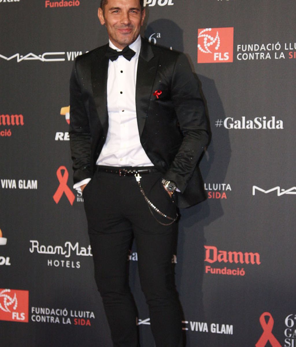 Jesús Vázquez, padrino de la Fundación Lucha contra el SIDA, con esmoquin negro