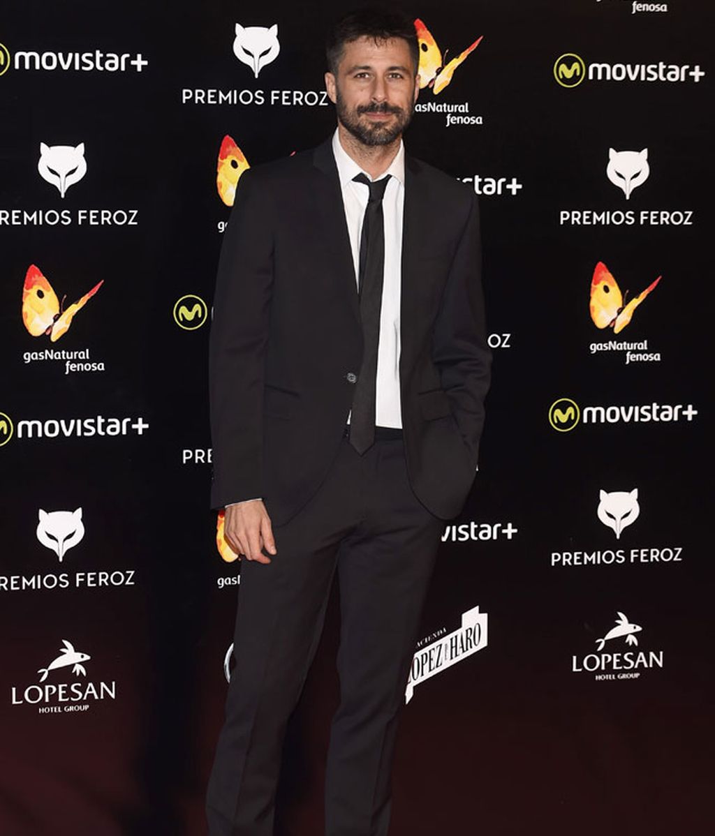 Hugo Silva de traje, con camisa blanca y corbata negra