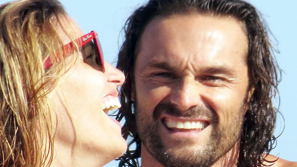 Laura Sánchez y su amiguísimo Sánchez, bronceándose en las playas de Cádiz