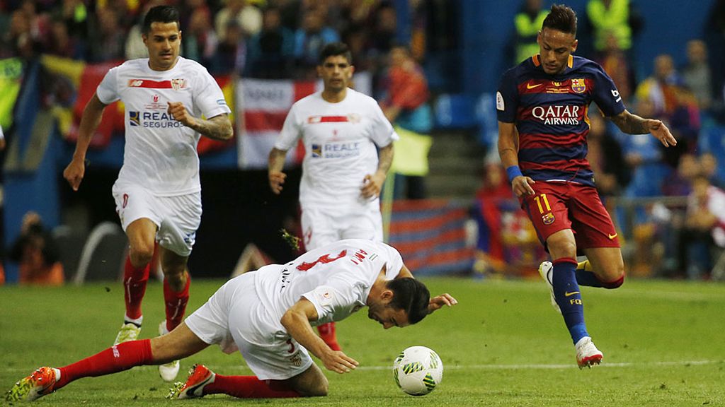 Ramí o como intentar despejar un balón en el césped con la cabeza