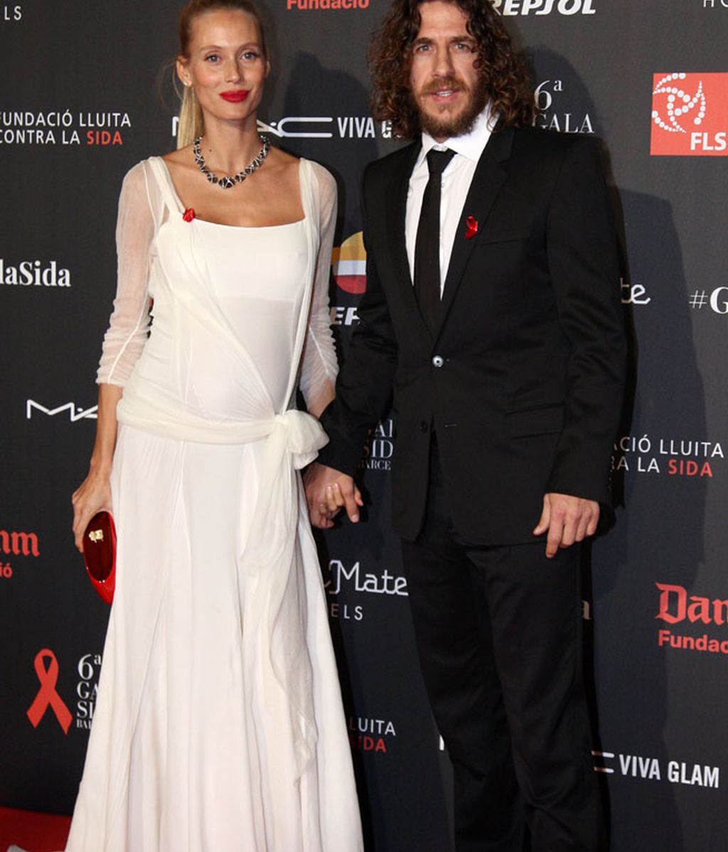 Vanesa Lorenzo, en avanzado estado de gestación, con su chico Carles Puyol