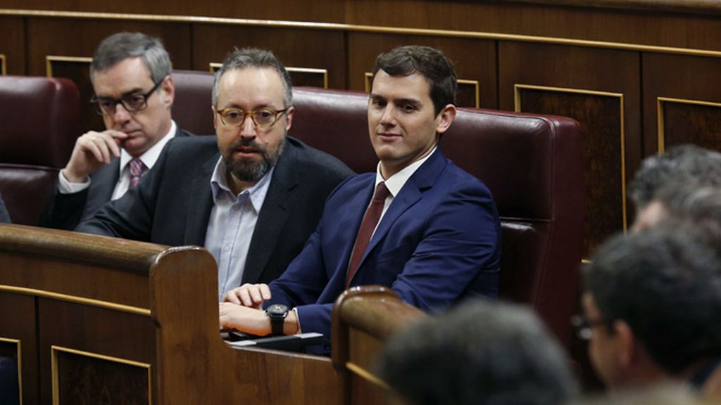 Albert Rivera ocupa su escaño