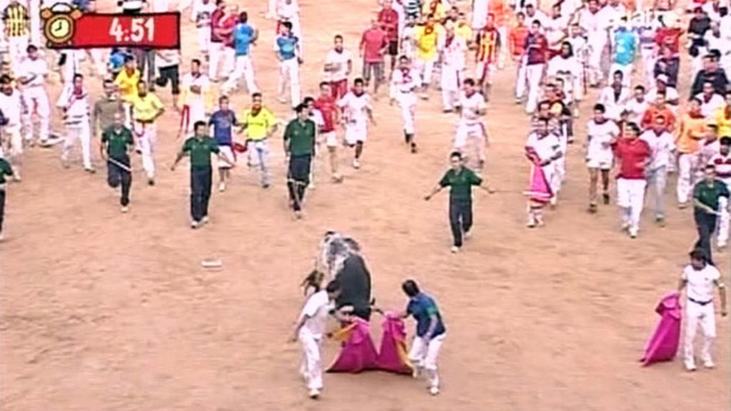 A punta de periódico y con mucha exposición los mozos consiguieron introducir al astado hasta las dependencias de la plaza de toros