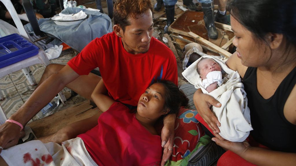 El fuerte tifón 'Haiyan' se cobra la vida de más de diez mil personas en Filipinas