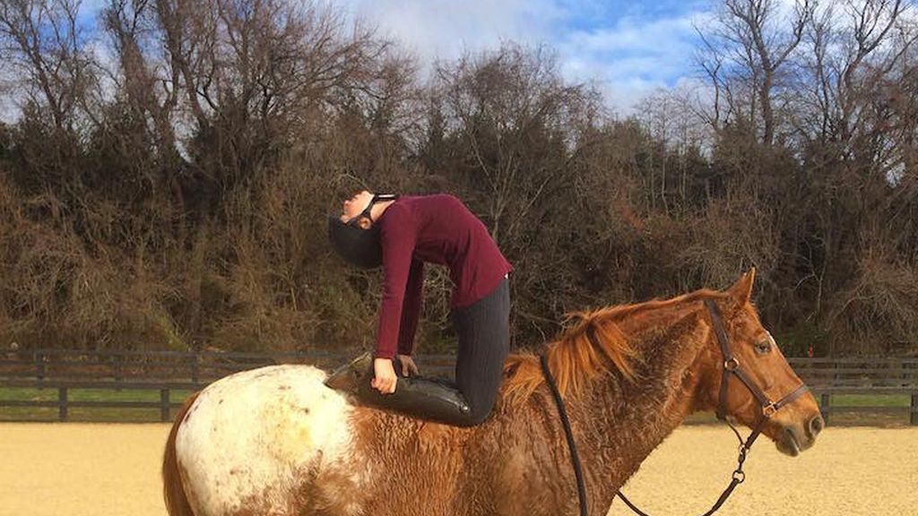Esta joven demuestra que se puede hacer yoga encima de un caballo