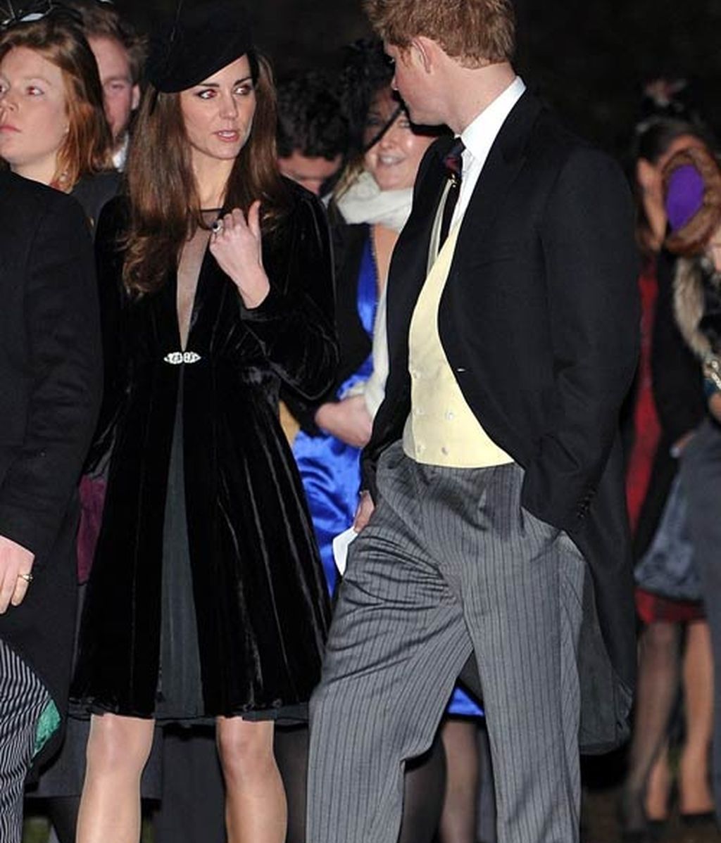 El Príncipe Guillermo y Kate Middleton toman nota en la boda de unos amigos