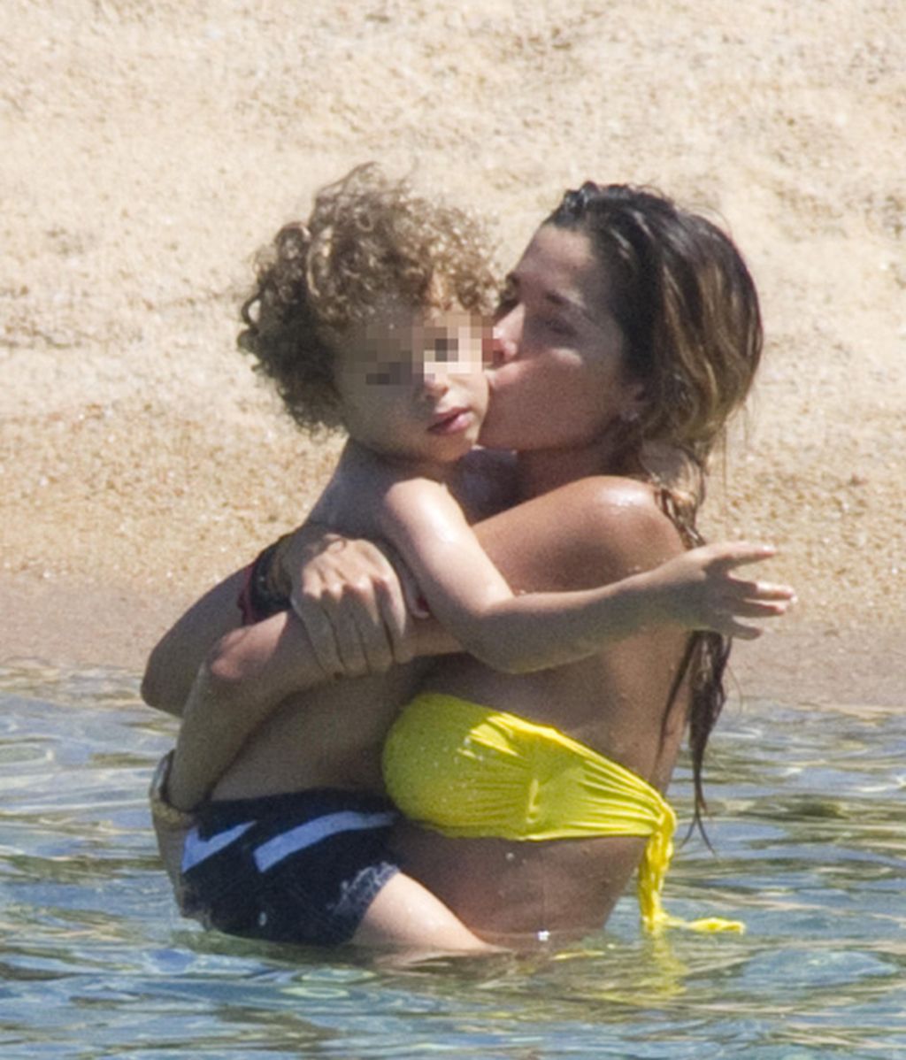 Aida Yespica, la novia de Özil, espera al futbolista en Cerdeña junto a su hijo